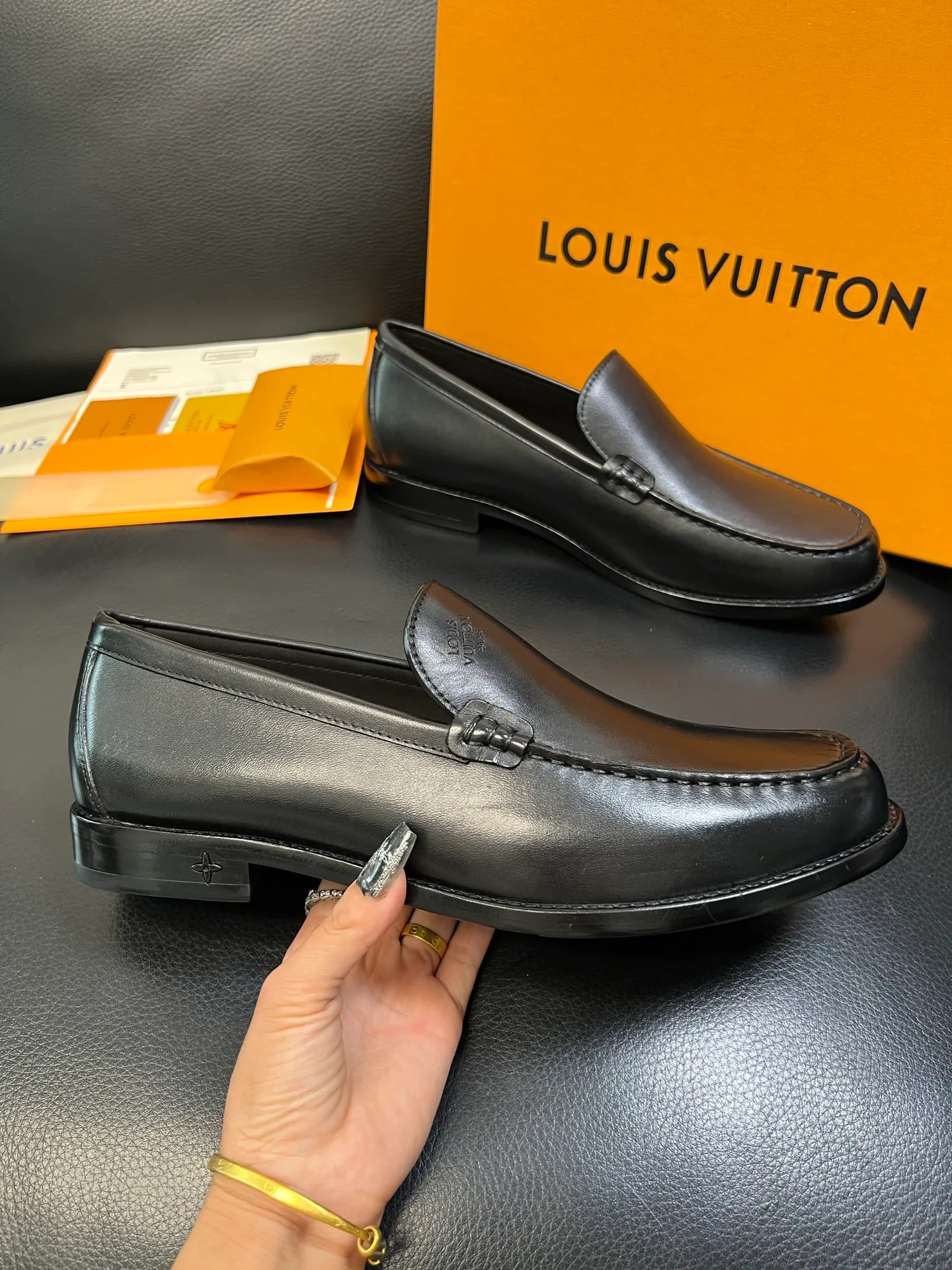 Men's shoes 💰920 Lv high quality top crafts Louis Vuitton leather shoes counter synchronized with original factory configuration, uppers imported from Italy, imported water-dyed cowhide lining, soles: original genuine leather soles specially provided by the original factory, original factory and single goods, welcome to compare, code number 39-44 (customized 38 45 46)
